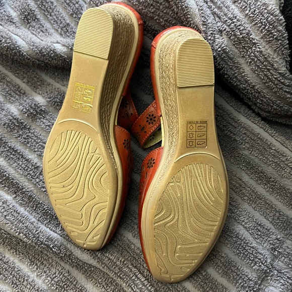 Spring Step Wedge Shoes - Picture 8 of 9